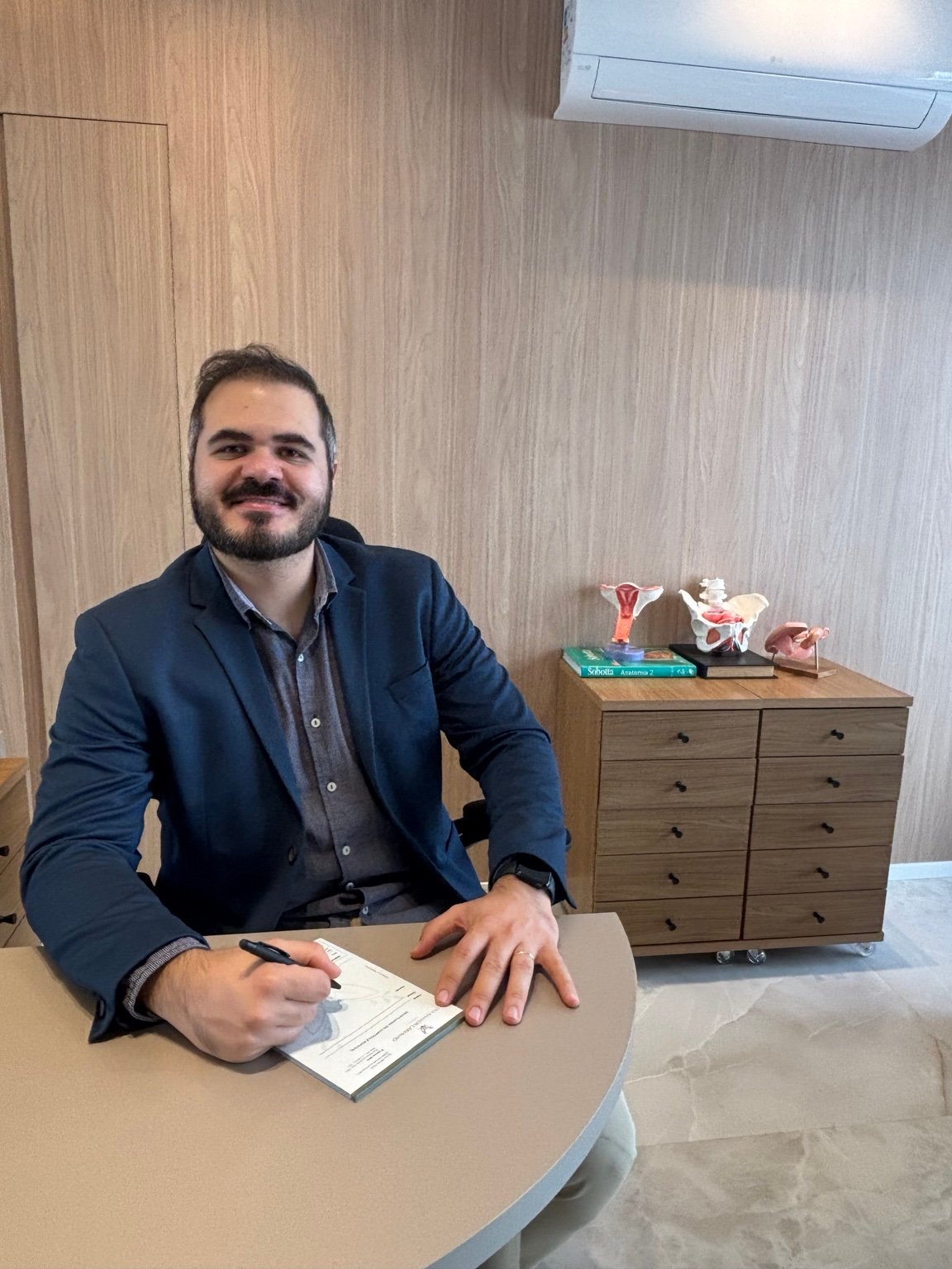 Dr Guilhemre em consultório de ginecologia e Obstetrícia